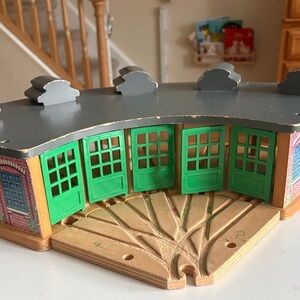 Thomas and friends Wooden Train Roundhouse with Green Doors
